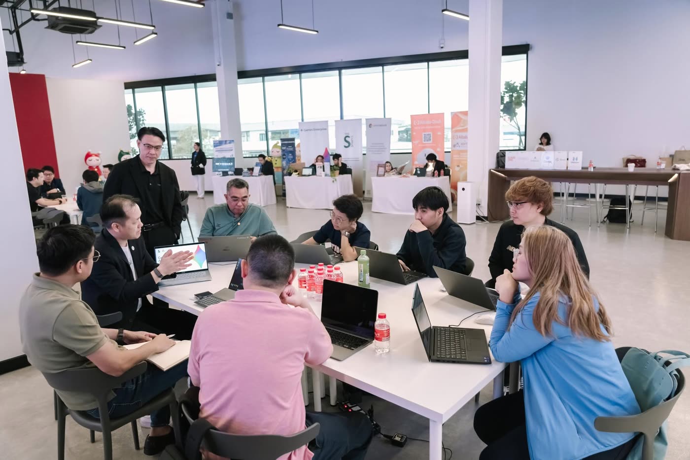 ผู้เข้าร่วมเวิร์กช็อป AI Vibe Coding ลงมือทำงานร่วมกัน